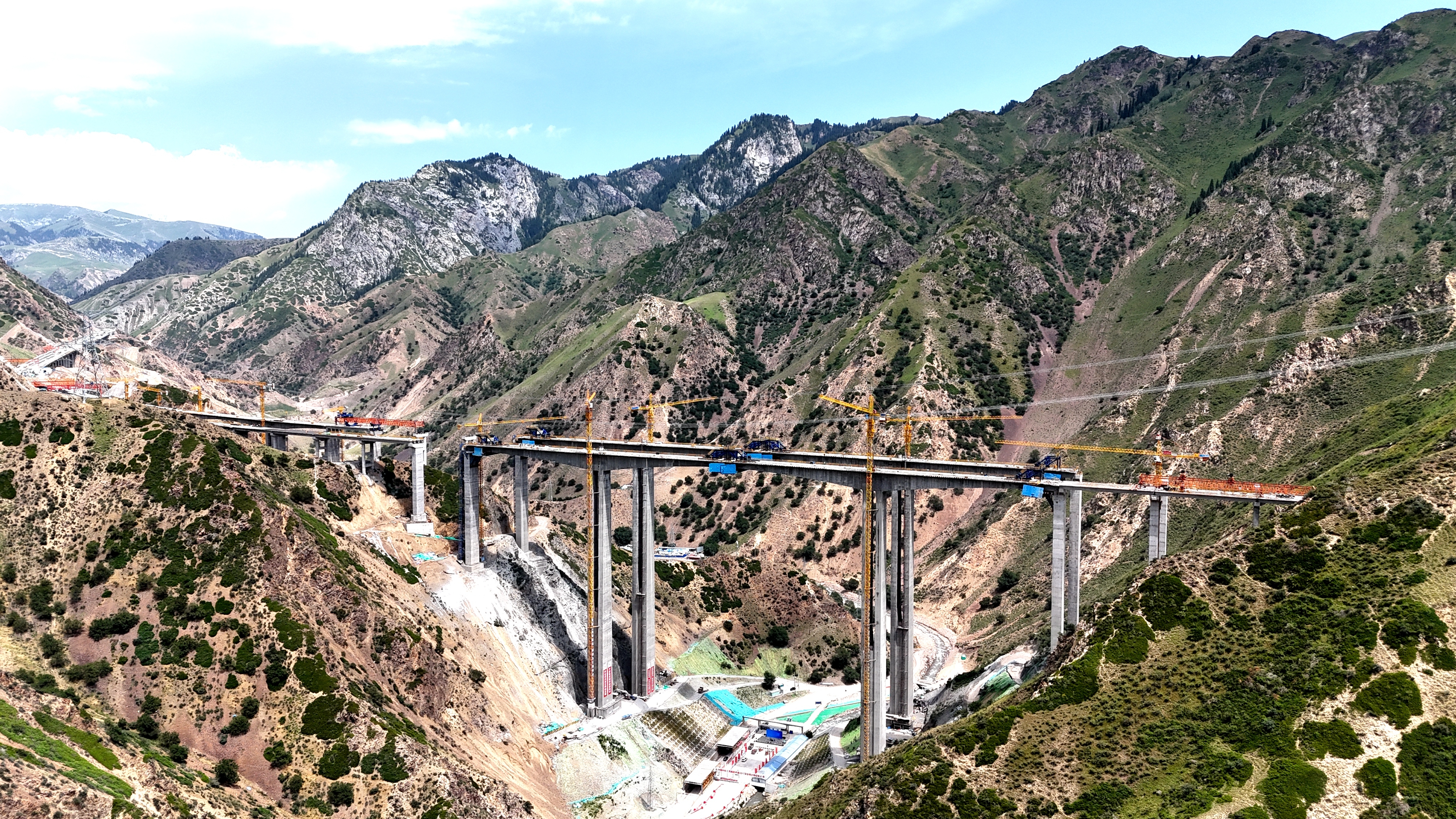 精伊公路博尔博松特大桥二号主桥合龙